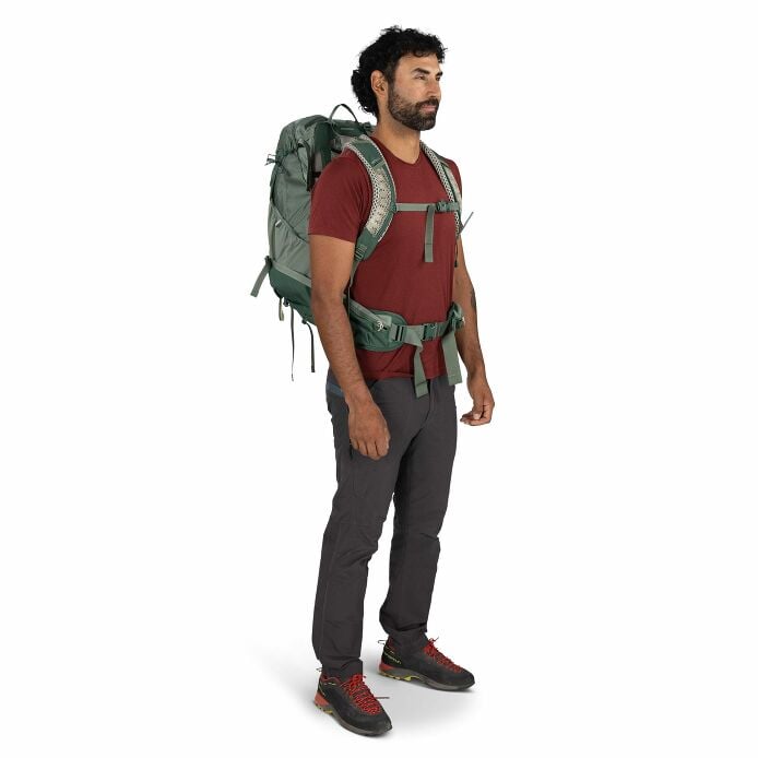 https://www.osprey.com/media/catalog/product/cache/b2f1ce2dfe10d3d31bf2056bf6e0d10f/S/t/Stratos34_S26_OnBody1_PineLeafGreen_Hi-res.jpg